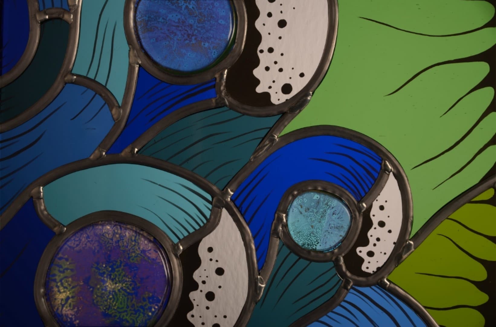 Nieuw ontworpen glas-in-lood paneel voor een woning in Delft