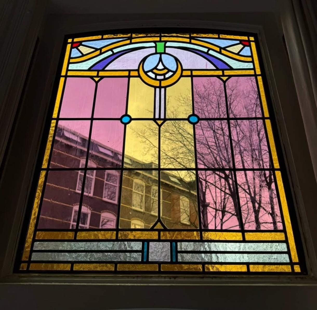 Vakkundige restauratie van een historisch glas-in-lood raam in Delft